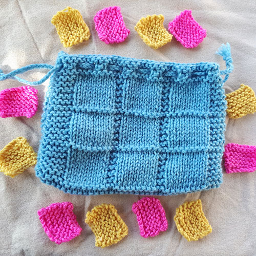 Noughts and crosses game bag knitting pattern
